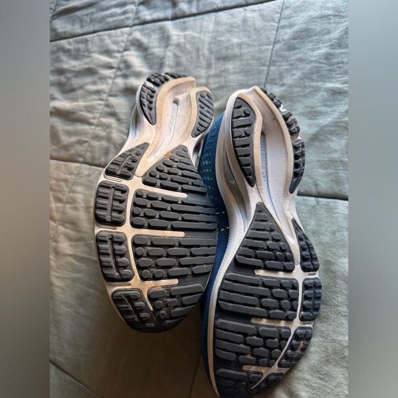 Brooks running shoes - Picture 3 of 3